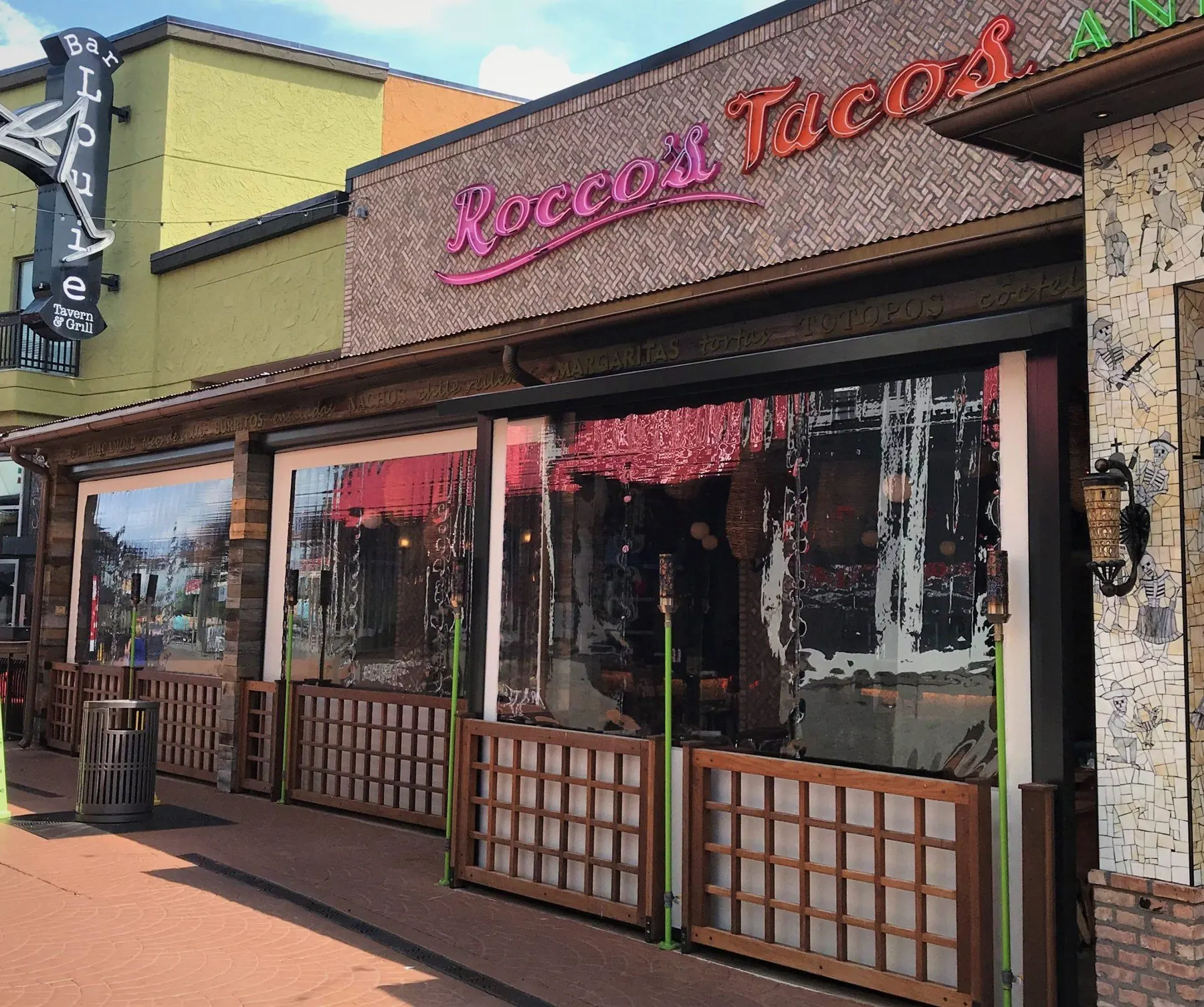 Restaurant patio enclosure with weather screens for outdoor dining
